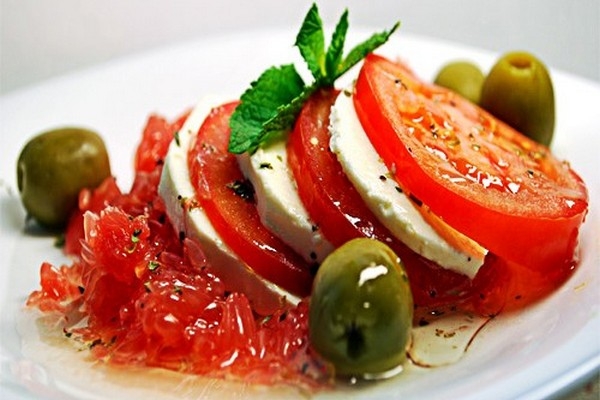 Салат из помидоров, сыра и грейпфрута Салат из помидоров, сыра и грейпфрута