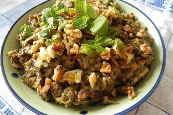 Салат с печеными баклажанами и грецкими орехами Салат с печеными баклажанами и грецкими орехами