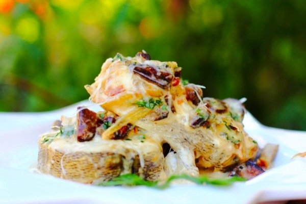 Запеченный судак под сливочно-грибным соусом Запеченный судак под сливочно-грибным соусом