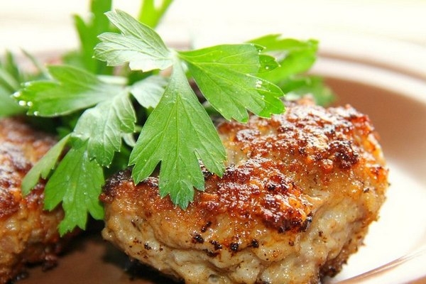 Вкусные куриные котлетки с овсяными хлопьями Вкусные куриные котлетки с овсяными хлопьями