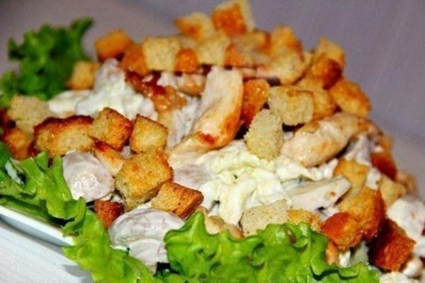 Салат с куриной грудкой, пекинской капустой и грибами