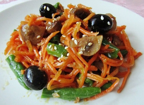 Постный салат с корейской морковью и грибами