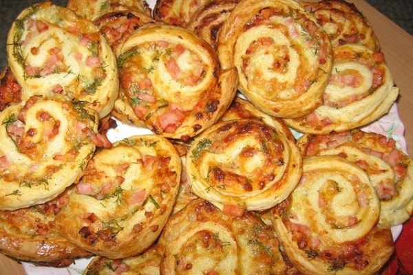 Дрожжевые улитки с колбасой