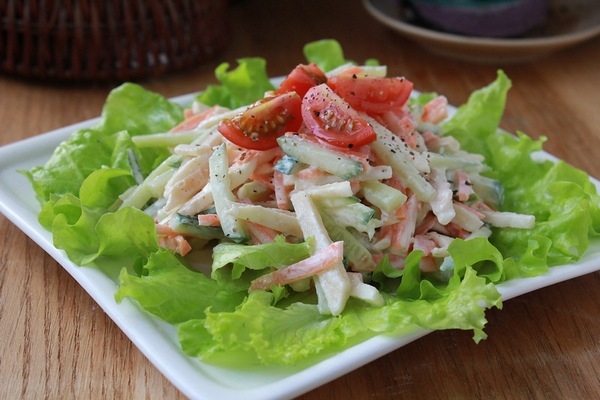 Легкий салат из свежих овощей с яблоком