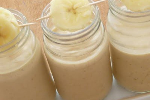 Банановый смузи с миндалем и овсяными хлопьями