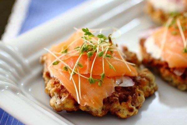 Гречневые оладьи с малосольной семгой