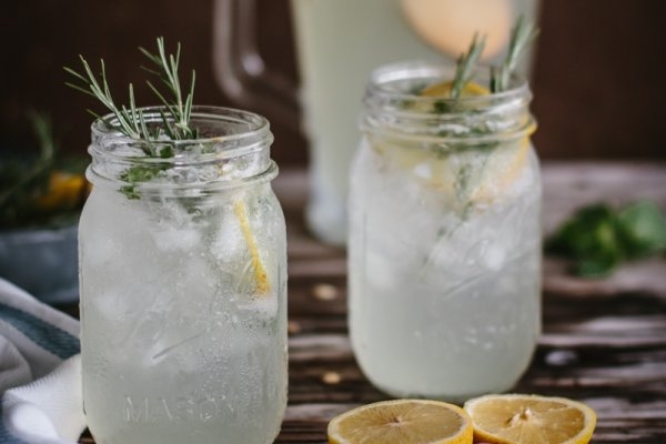 Лимонад с мятой и розмарином