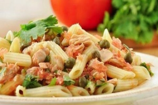 Макароны с тунцом и горошком на сковороде