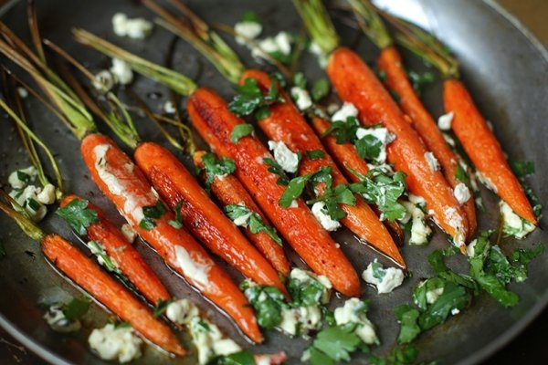 Запеченная морковь с петрушкой и сыром фета