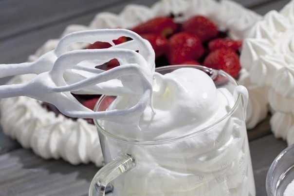 Правильно взбиваем белки: 5 кулинарных хитростей