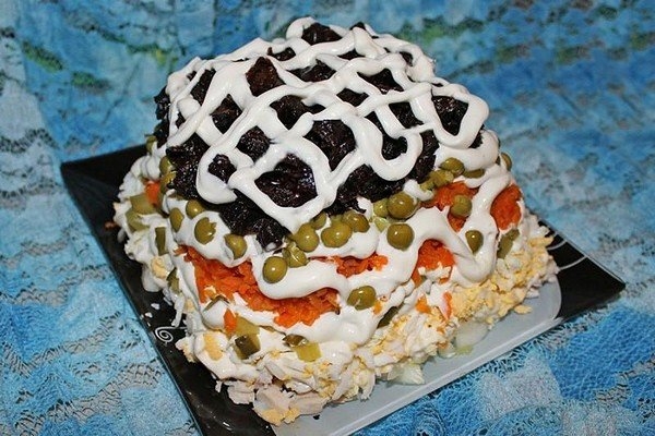 Слоенный салат "ПРАГА" с курицей и черносливом.