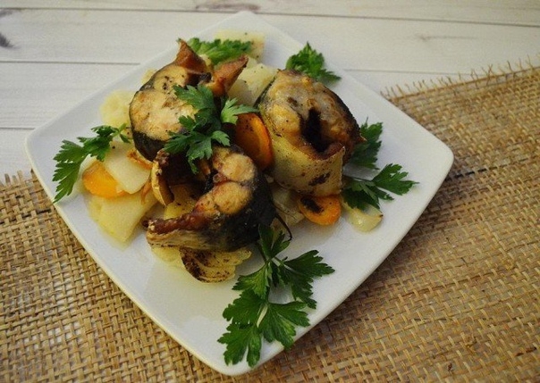 Запеченная скумбрия на овощной подушке