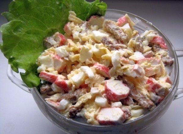 Салат из крабовых палочек с сыром и сухариками Салат из крабовых палочек с сыром и сухариками