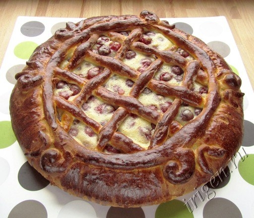 Дрожжевой пирог с вишней