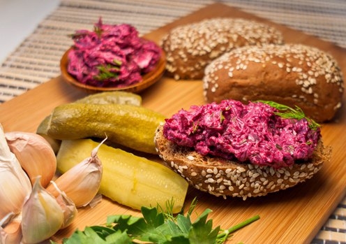 Закуска из свеклы с солёным огурцом