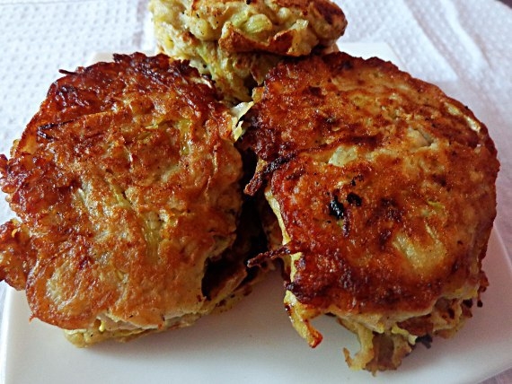 Луковые котлеты с картошкой и капустой