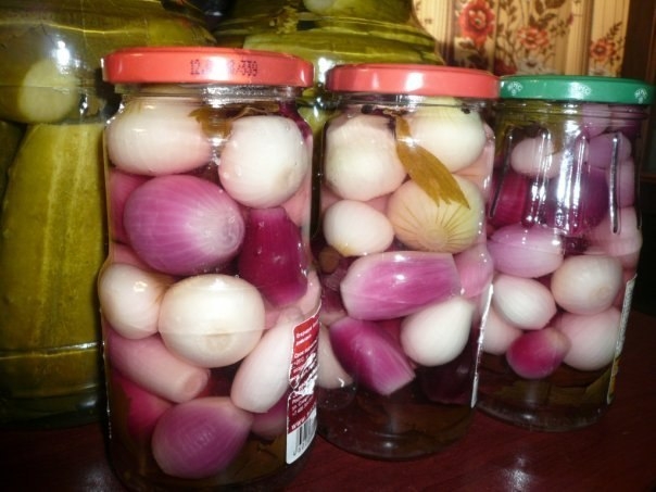 Маринованный мелкий лук