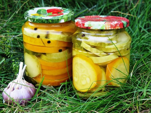 Кабачки, маринованные по-болгарски.