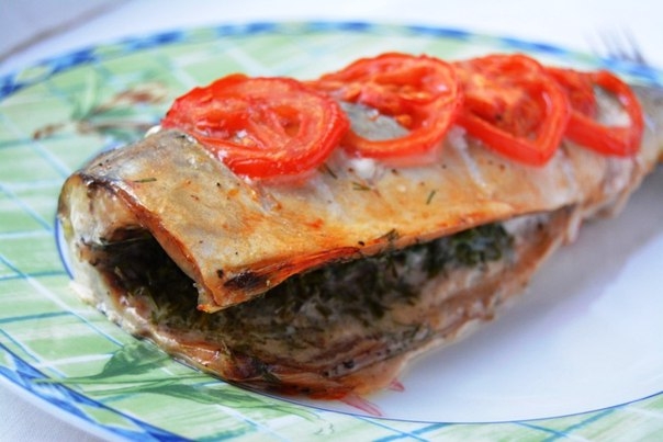 Запеченная скумбрия с укропом и помидорами.