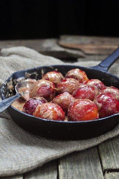 СЛИВЫ, ЗАПЕЧЕННЫЕ В КОРИЧНЕВОМ САХАРЕ С КОРИЦЕЙ, ИМБИРЕМ И ГВОЗДИКОЙ