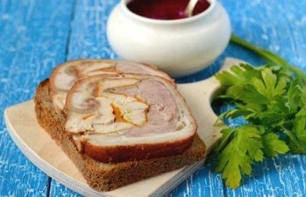 Рулет из запеченной свиной рульки