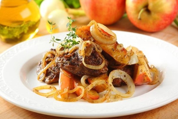 Жареная куриная печень с яблоками Жареная куриная печень с яблоками