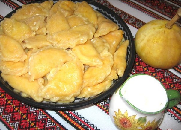 Вареники из тыквенного теста с творогом Вареники из тыквенного теста с творогом