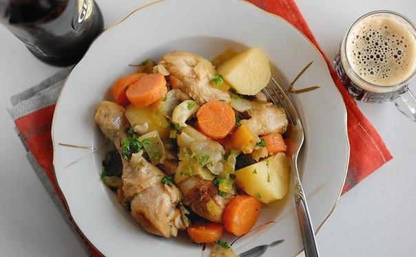 Курица, тушённая в пиве