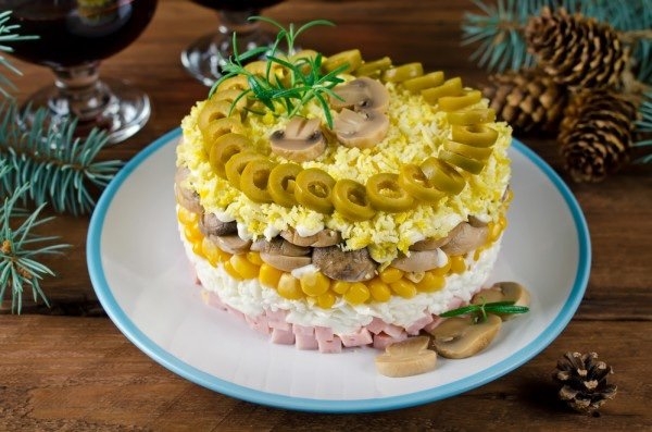 Слоеный салат с грибами и ветчиной.