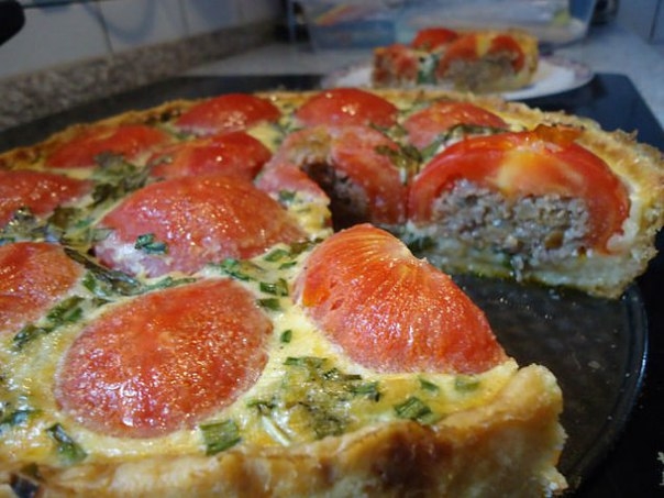 Пирог с фаршированными помидорами .