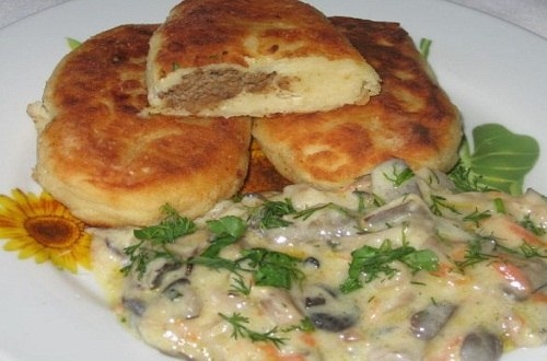 Картофельные зразы и грибы.