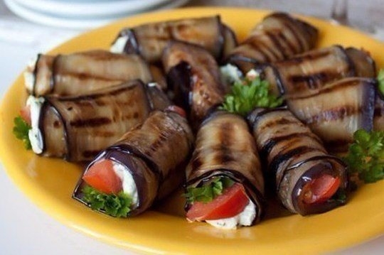 Рулетики из баклажана с сыром и помидорами.