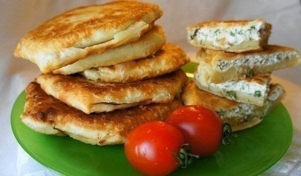 Плацинды с творогом и зеленью из тончайшего теста.Тоненькие,с хрустящей корочкой и мягкие внутри - о