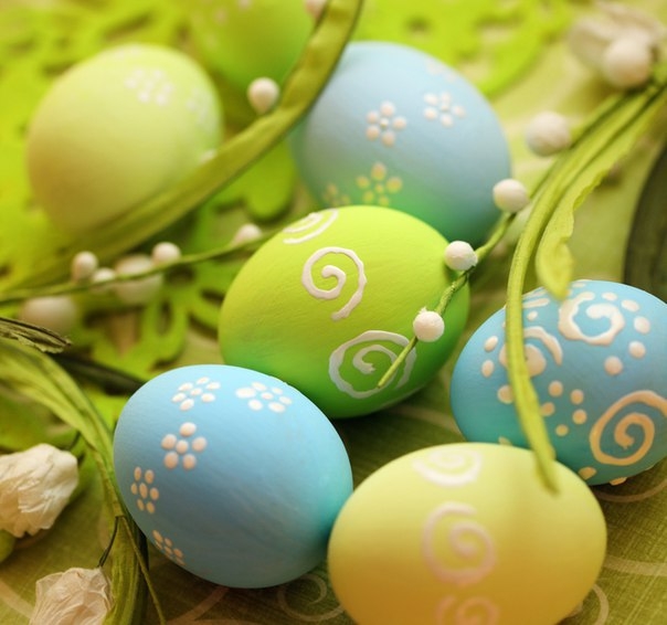 Украшаем пасхальные яйца при помощи сахара