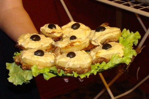 Мясо с ананасами.