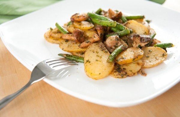 Жареный картофель с грибами и фасолью