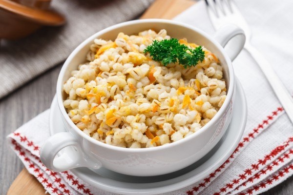 Перловая каша с луком и морковью