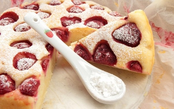 КЕФИРНЫЙ ПИРОГ С КЛУБНИКОЙ КЕФИРНЫЙ ПИРОГ С КЛУБНИКОЙ