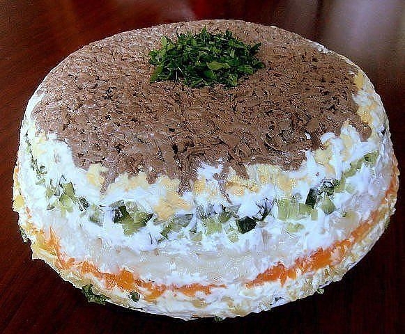 Вкусный слоеный салат с печенью. Вкусный слоеный салат с печенью.