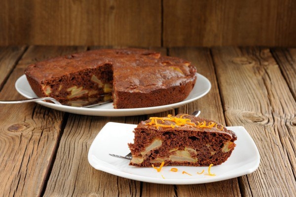 Шоколадный пирог с яблоками и творогом