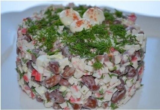 САЛАТА С КРАСНОЙ ФАСОЛЬЮ, СЫРОМ И КРАБОВЫМИ ПАЛОЧКАМИ