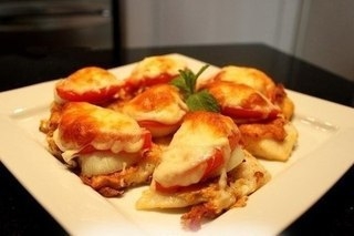 Аппетитная рыбка, запеченная под овощами и сыром