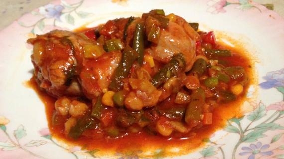 Нежные куриные ножки с овощами и специями по-мароккански