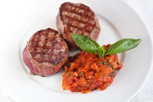 Филе-миньон и томатный соус с базиликом