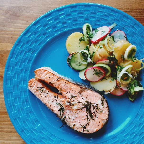 Стейки лосося с салатом из молодых овощей