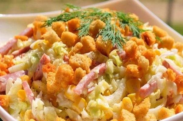 Сырный салат с сухариками – очень сытный, так что им без проблем можно накормить небольшую компанию.