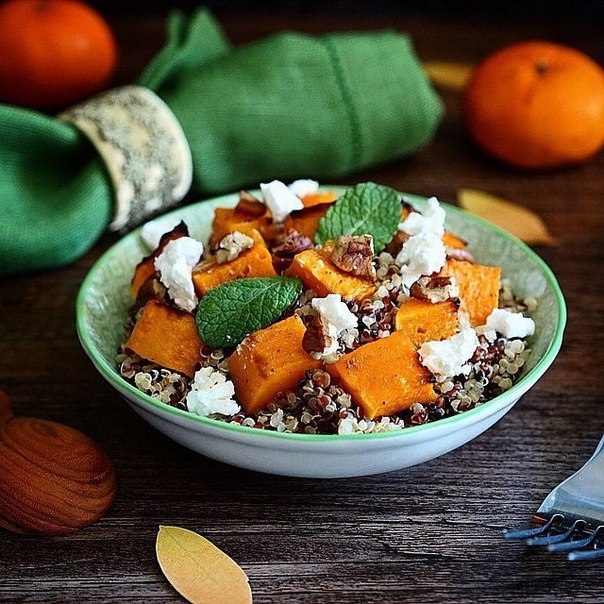 Салат из киноа с тыквой и козьим сыром