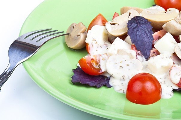 Салат из помидор черри и маринованных шампиньонов — отличное сочетание! Салат из помидор черри и маринованных шампиньонов — отличное сочетание!