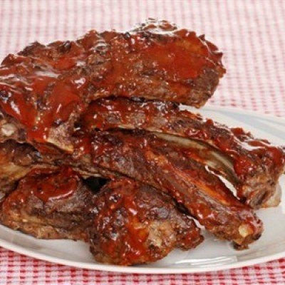 Тушеные говяжьи ребра в томатном соусе