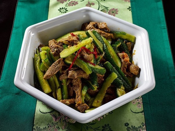 корейский салат из огурцов и мяса. корейский салат из огурцов и мяса.
